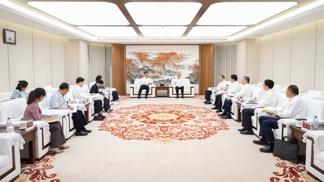 莫鼎革與湖南省委常委、岳陽市委書記謝衛江舉行會談