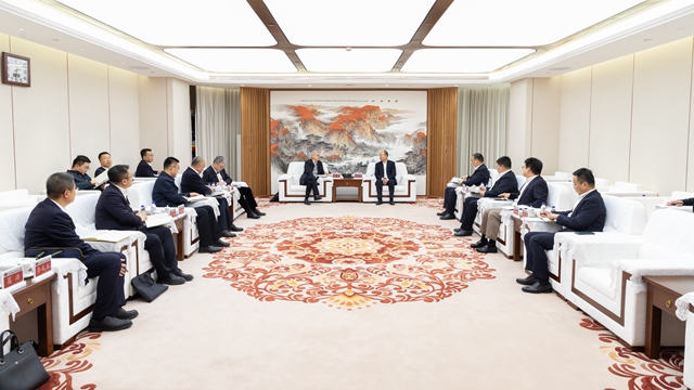 莫鼎革與中國(guó)一重黨委書(shū)記、董事長(zhǎng)徐鵬舉行會(huì)談