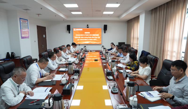 周鴻會見越南化學(xué)工業(yè)總公司寧平氮肥廠總經(jīng)理阮日憲、越南三云綜合貿(mào)易股份公司董事長謝氏青云